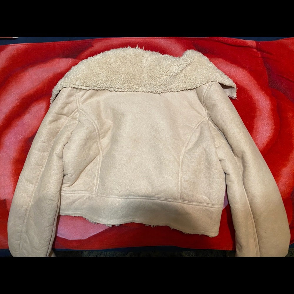 It’s a cream color J j winters soft jacket it feels like a 🧸 teddy bear i🧸🧸🧸